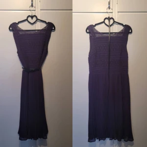 Cocktailklänning - Nyskick- använd vid 1 tillfälle på ett höstbröllop. 