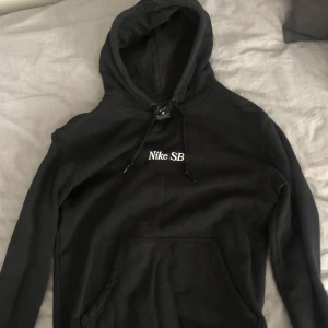 Nike SB hoodie  - Nike SB hoodie -Fint skick -Storlek XS men kan funka som S 