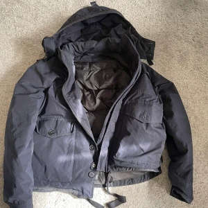 Acne jacka - Tja! Säljer min snyggaste acnejacka!  Dragkjedjan till luvan är trasig så har sytt fast den annars är den i bra condition  Tar trade men helst pengar!  Vill bli av med den snabbt så skriv gärna!