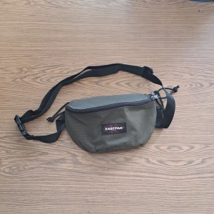 Eastpak magväska - En väska från eastpak köpt för 300 perfekt till sommaren🌞