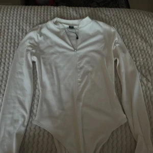 Vit body  - Jätte fin vit body med dragkedja, aldrig använt den 