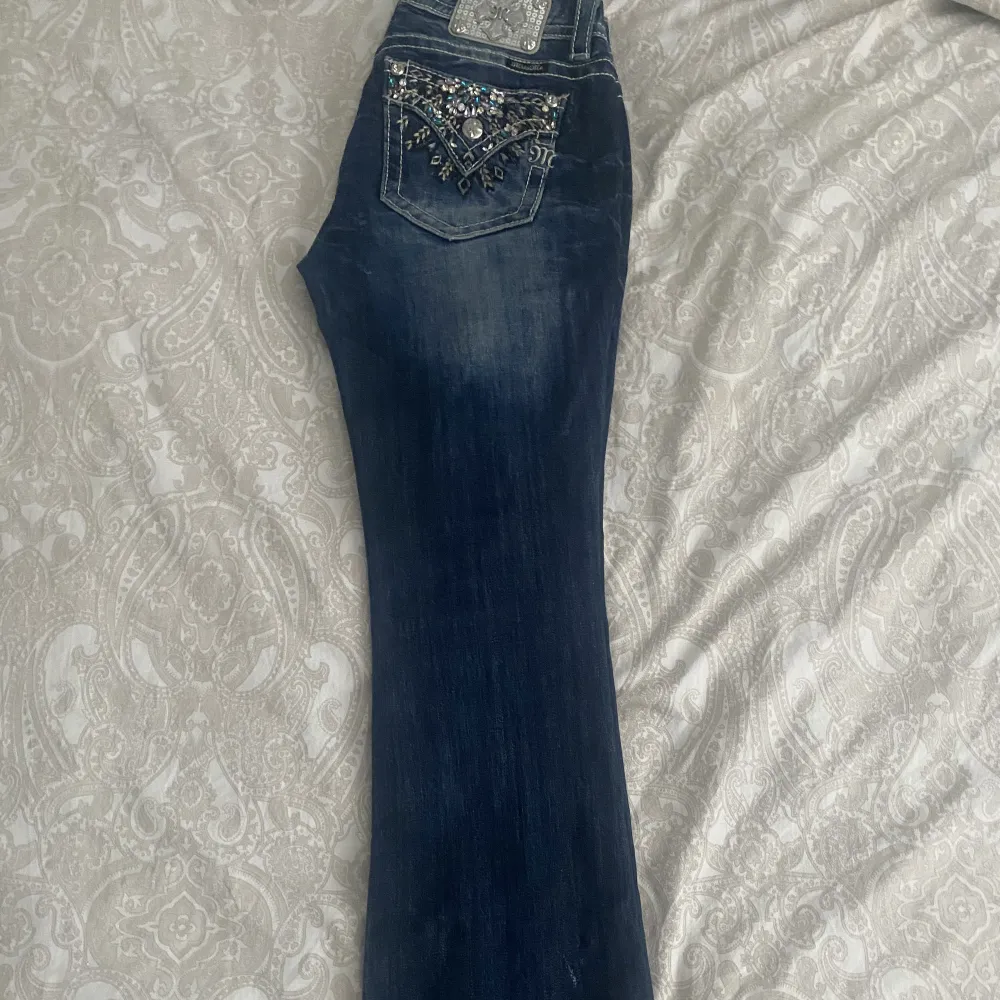 Snygga missme jeans som jag tyvärr tröttnat på, har en defekt skriv priv för bild, pris kan diskuteras💗. Jeans & Byxor.