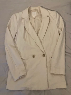 Linnekavaj - Vit-beige kavaj i nästan linnematerial. Passar superbra till sommaren att ha när det blir lite kallar på kvällarna och så snygg!💕 Jag har klippt upp så det finns fickor.