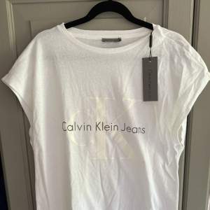 Klänning från Calvin Klein med prislappen kvar.