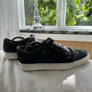 Lanvin  - Säljer ett par fina Lanvin. De är i färgen mörkblå. Skick 7/10, nypris 4500kr, mitt pris 1699kr, storlek Uk 7 motsvarar eu 41 men lanvin är stora i storleken och passar 41-42