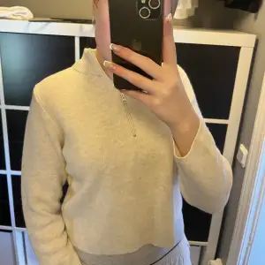 Beige halv zip-up tröja från NaKd. Knappt använd. Köparen står för frakten💗💗