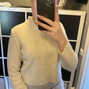 Halv zip-up tröja från NaKd - Beige halv zip-up tröja från NaKd. Knappt använd. Köparen står för frakten💗💗