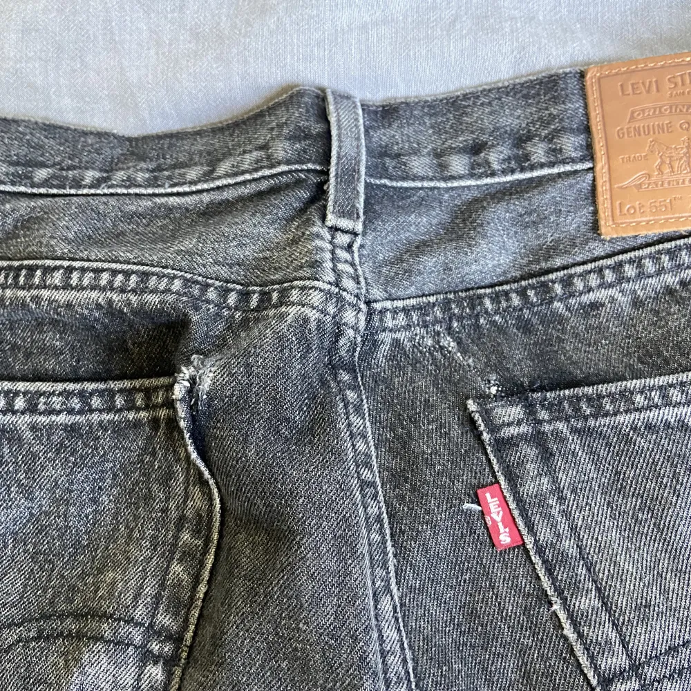 Tvärsnygga jeans som jag växt ur. Nypris är cirka 1300kr. Tyvärr har byxorna 2 hål men de går att laga för några 100kr om man går till en skräddare därav priset 🥰. Jeans & Byxor.