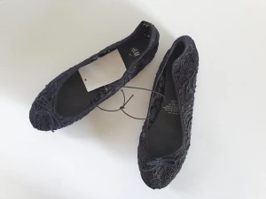 Ballerinaskor skor spets 37 nya H&M - Helt nya ballerinaskor från H&M I storlek 37. Skorna är av svart spets. Fina med lappar kvar.