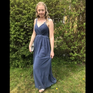 Balklänning - Jag var ca 1,77m när bilderna togs, nu har den blivit för liten. Användes endast en gång på en bal!