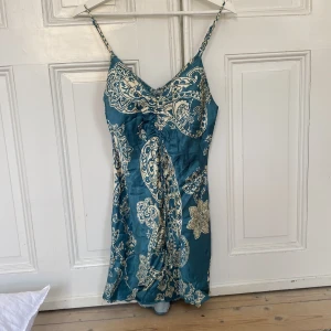 Zara klänning - Jättefin mönstrig zara klänning, använd inte köp nu! 