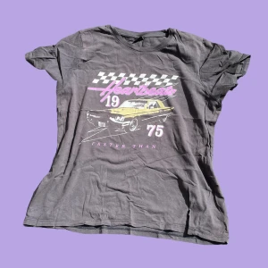 Graphic t-shirt - T-shirt med tryck från gina tricot. Skulle säga att den är liten i storleken. Bra skick och använd varsamt.