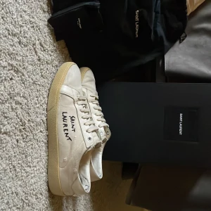 Saint Laurent skor - Ett par Saint Laurent skor i bra skick . Skorna är i storlek 40,5 men passar upp till 41. Det kommer med box, extra snören och dustbag. Postas på köparens bekostnad, eller så kan jag mötas upp runt Stockholmsområdet