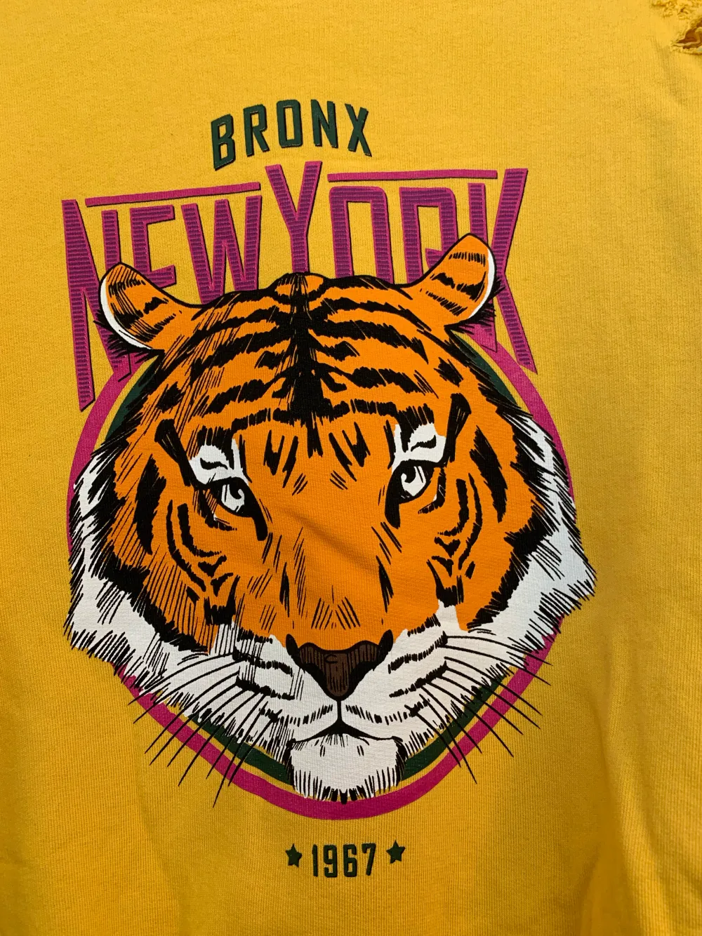 Nästintill ny gul sweatshirt med häftigt tiger tryck och slitningar från Gina Tricot i storlek L.  Endast använd 1 gång.. Hoodies.