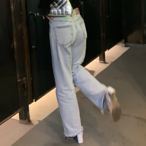 Ljusblå zara jeans - Oversized ljusblå sommarjeans från zara, storlek 36