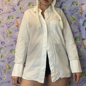 Vit skjorta  - Vit skjorta från Cos i jättefint skick. Perfekt för layering under en sweater vest eller liknande! 