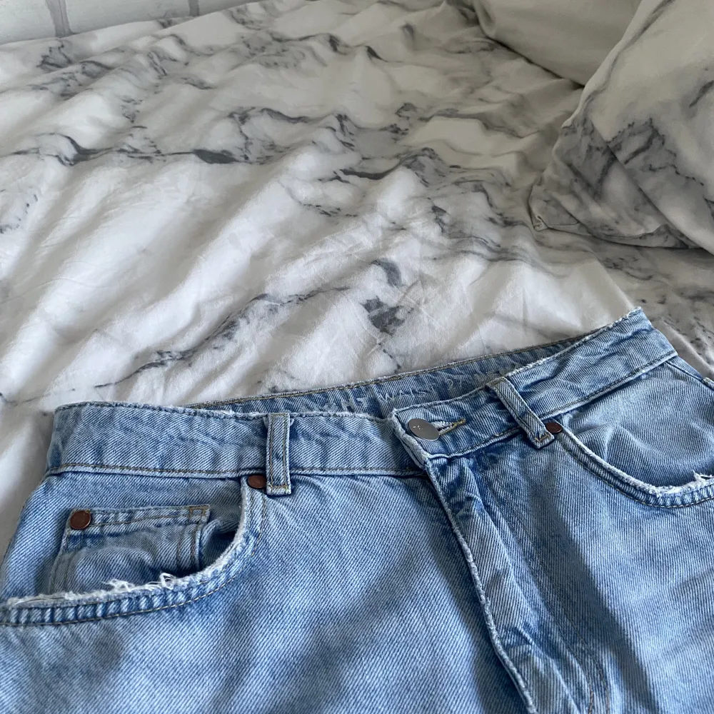 ett par ljusa jeans från bikbok ”never denim” JP 90S straight 540 i använt men bra skick. nypris 599kr. säljer pågrund av för små. storlek: W27 L32. många intresserade= budgivning. säljer lika i en annan färg, kolla in. skriv om du undrar nått!!. Jeans & Byxor.