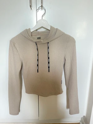 STRONGER tröja - Cropped tröja från STRONGER, använd 1 gång!