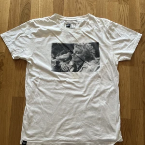 Astrid Lindgren T-shirt  - Astrid Lindgren T-shirt från dedicated 