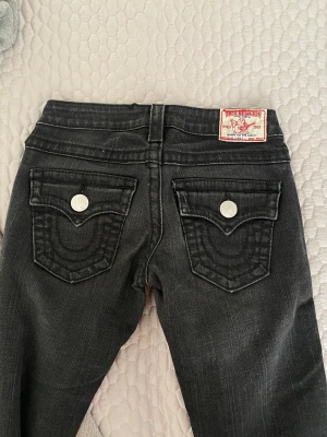 True religion jeans - LÄS INNAN NI SKRIVER! Säljer dessa true religion jeans i strl 25. De är lågmidjade och skinny, super snygga men är tok för små för mig (kan därav ej visa bil med dem på)! De har inget slit, fint skick! Midjemått tvärs över- 35cm Innerben- 84cm❤️