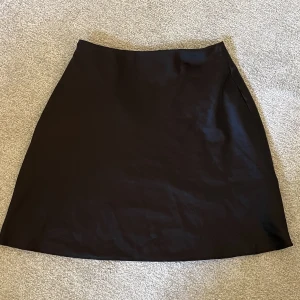 Mini satin kjol från chiquelle - Minikjol i satin från chiquelle, dragkedja i midjan, fint skick, svart