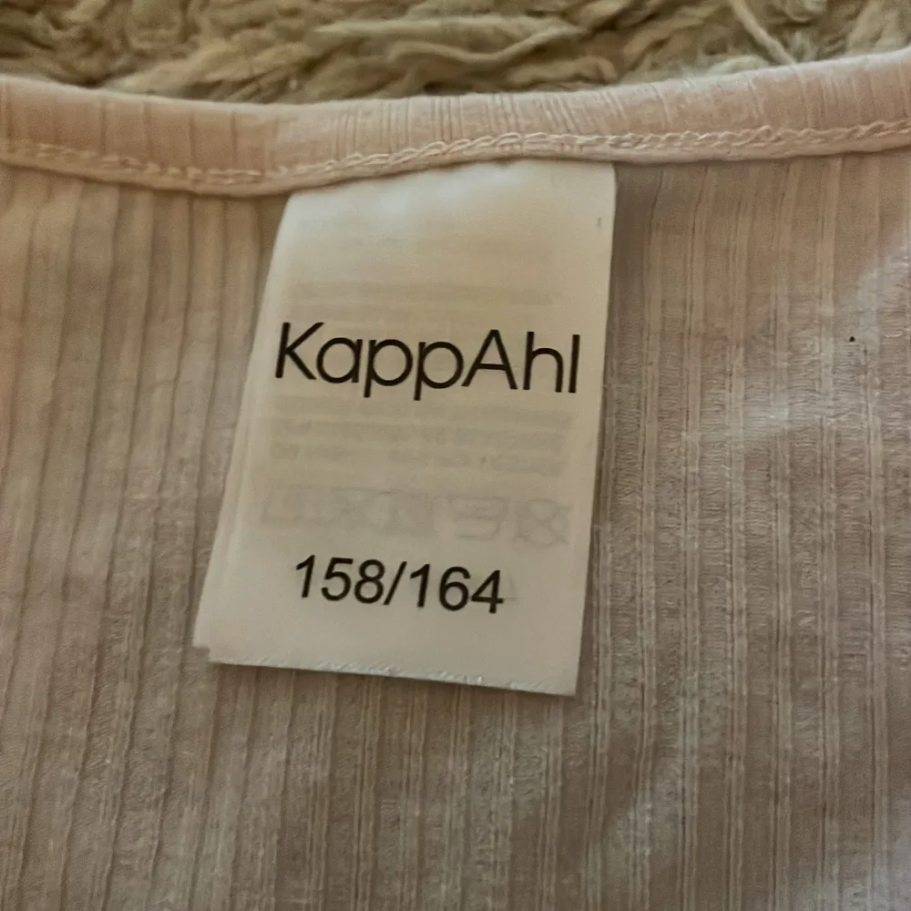 Skitsnygg pyjamaströja från kappahl i storlek 158/164 (materialet e stretchigt så de passar större strl). T-shirts.