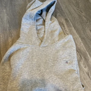 Grå gant oodie - Säljer en grå Gant hoddie, andvända fåtal gånger.  Om du vill ha fler bilder är det bara fråga.