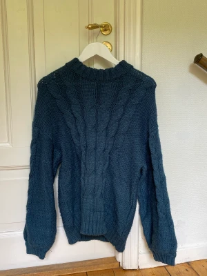 stickad tröja - mysigaste stickade tröjan från monki. den är strl xs men passar s.  använd få gånger av mig färgen är lite grönblå. 