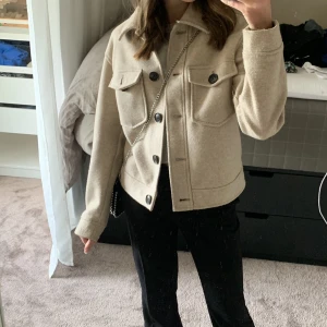 Kappa från vero moda  - Jättefin jacka från vero moda. Den är lite nopprig men annars bra skick. Köparen står för frakten💘💘skriv till mig ifall ni är intresserade!!