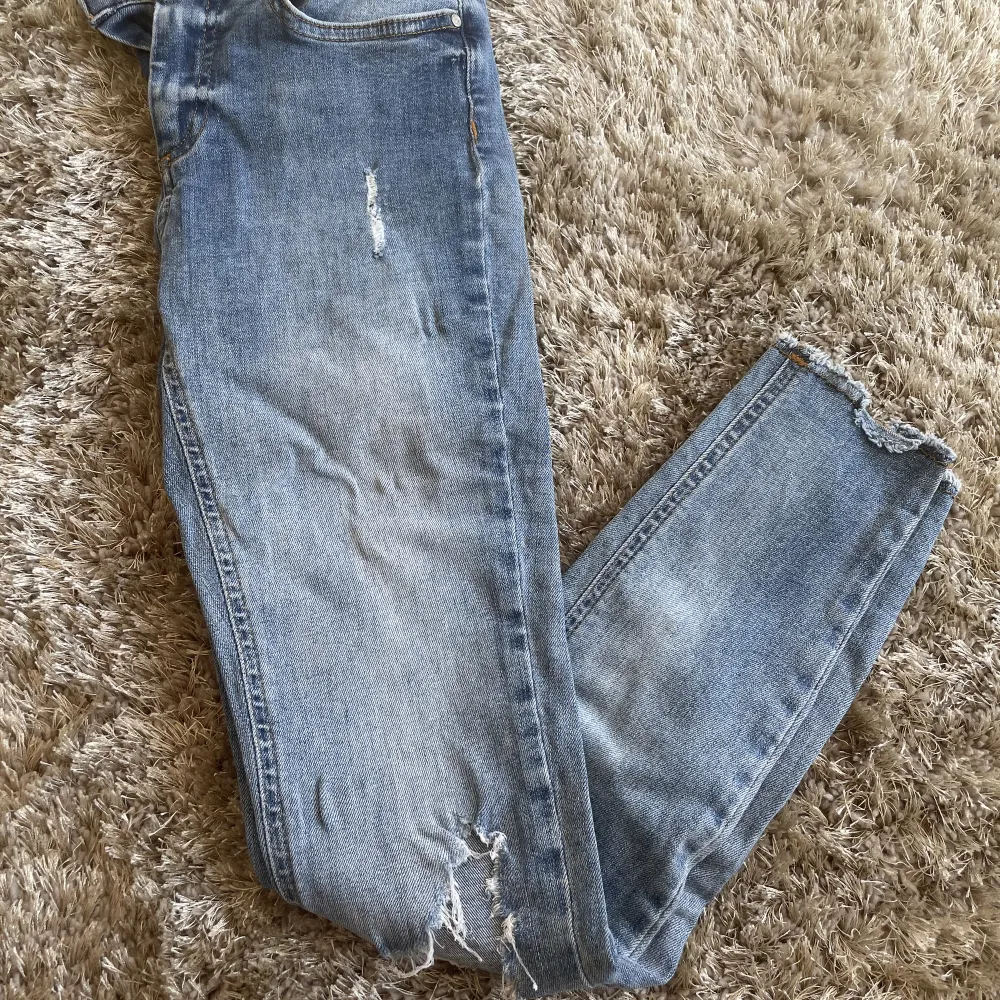 Snygga jeans från Only! Mid waist skinny Snygg tvättad denim Storlek XS, längd 32 Superstretshiga och sköna att ha på sig🩵. Jeans & Byxor.