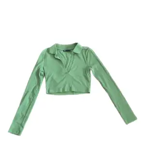 En grön somrig topp från Zara! Sitter jätte fint och materialet är stretchigt, storlek S