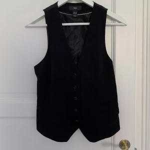 Kostymväst  - Snygg och trendig kostymväst köpt second hand. Sitter snyggt på mig som är M.