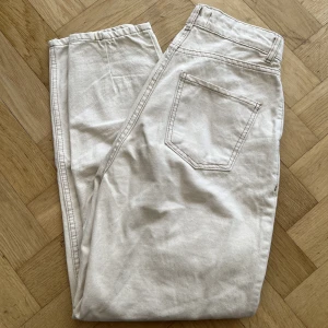 Visa beiga byxor - Vida beiga byxor från Dilvin Basic.🤍