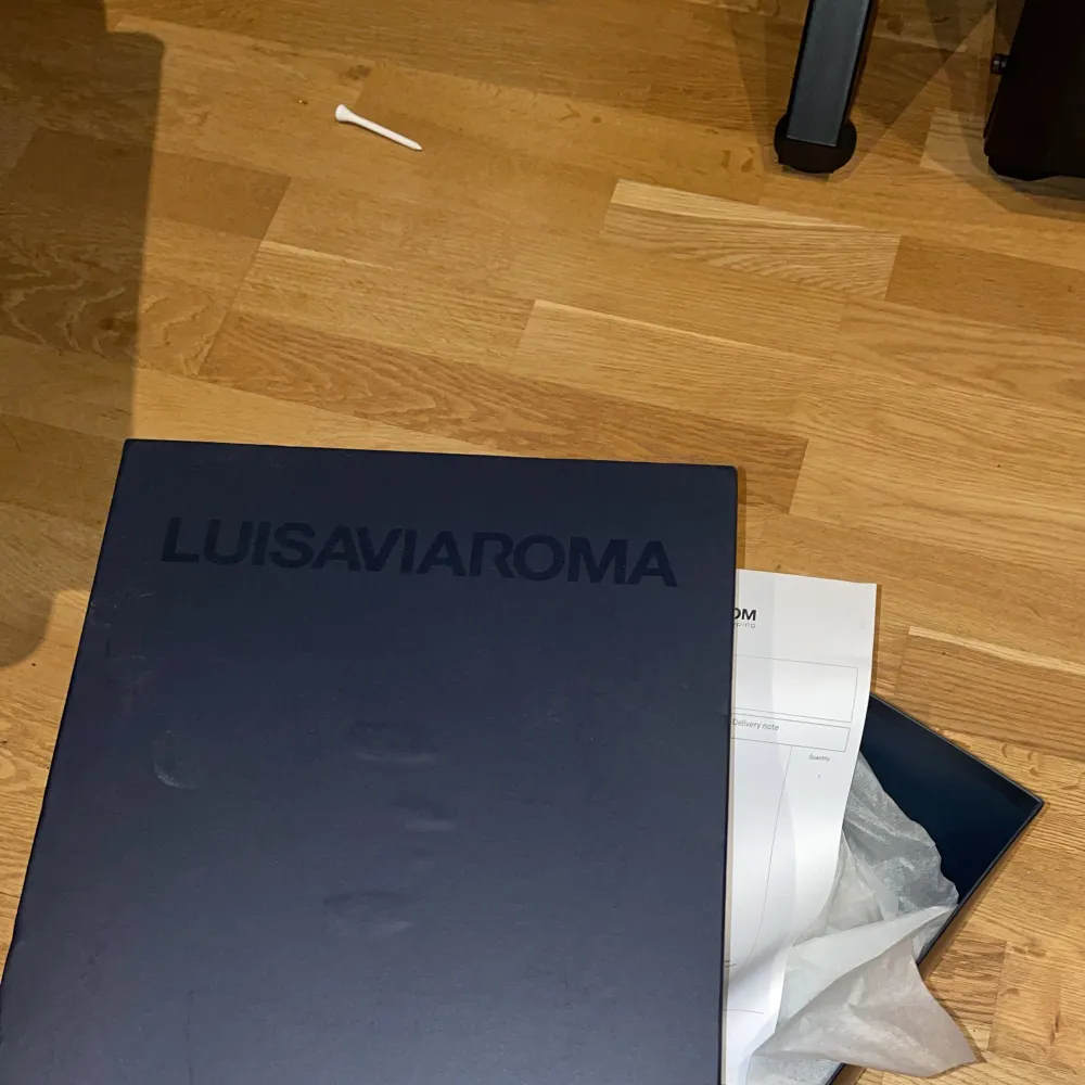 Hej, säljer nu mina gamla Dsquared2 byxor i storlek 46 (Sexy Twist Jean) byxorna har ett mindre hål i höger bakficka därför är priset så lågt. Låda finns även kvar från beställning.. Jeans & Byxor.