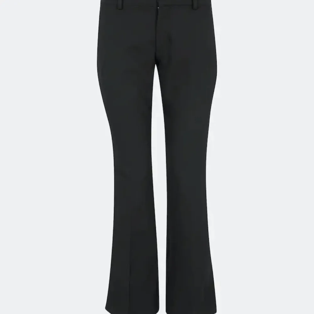 Hej! Säljer mina svarta lågmidjade kostymbyxor i strl 34 från Bikbok! Har ej använt så mycket så de är i bra skick. Säljer endast för 300 kr! Fraktar!. Jeans & Byxor.