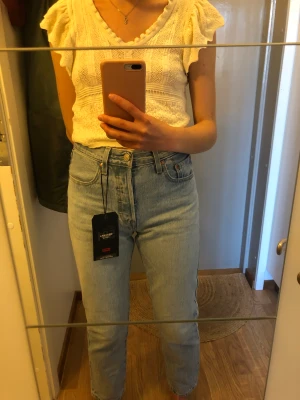 Levis jeans 501 - Hej! Jag köpte dessa sprillans nya jeans här på Plick, men då jag hittade ett annat par i en bättre storlek säljer jag nu dessa vidare:) Jag är 1,60 lång och de slutar vid anklarna på mig. Priset är inklusive frakt!