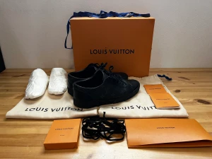 Louis Vuitton Skor  - Fina skor. Defekter finns. Tillbehören på bilden tillkommer. Extra skosnören finns. Frakt ingår! Kan diskutera pris vid snabb affär! 