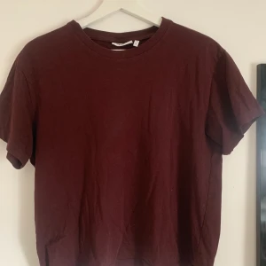 vinröd t-shirt - snygg och cool t-shirt från weekday, aldrig använd❤️‍🔥