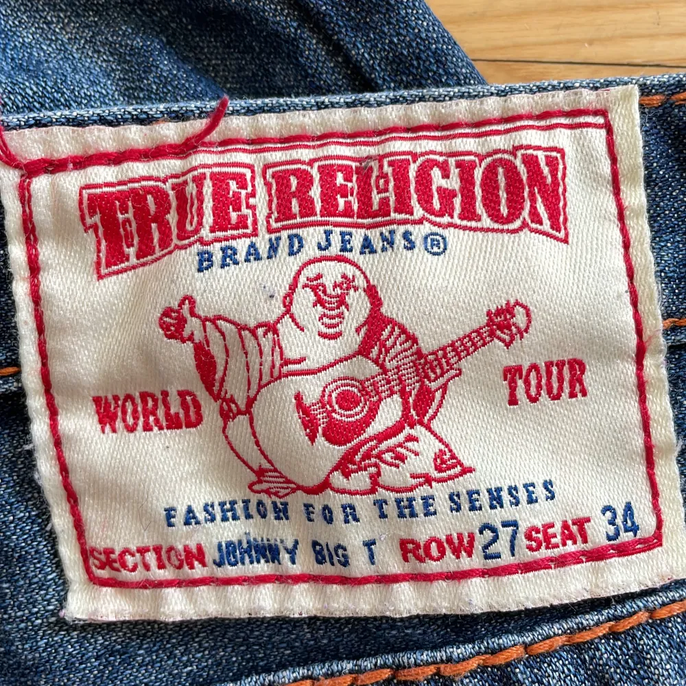 True Religion jeans köpta för 900kr på Sellpy! 💞Skriv för fler bilder. Säljer då de är för små på mig. Öppen för prisförhandling vid snabb affär. Jeans & Byxor.