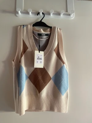 Oanvänd väst - Superfin väst från BikBok. Oanvänd med prislappen fortfarande på! Storlek S. Nypris 299.