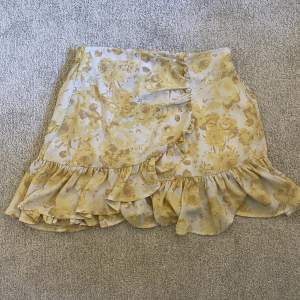 Kort sommrig gul kjol från Gina tricot, i strl 34, inget slitage nästan aldrig använd 