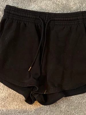 Mjukis shorts  - Svarta shorts lite noppriga
