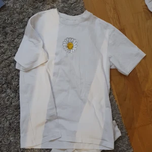 SMILEY tröja - Använt 2 gånger bra skick en fläck på armen men syns knappt