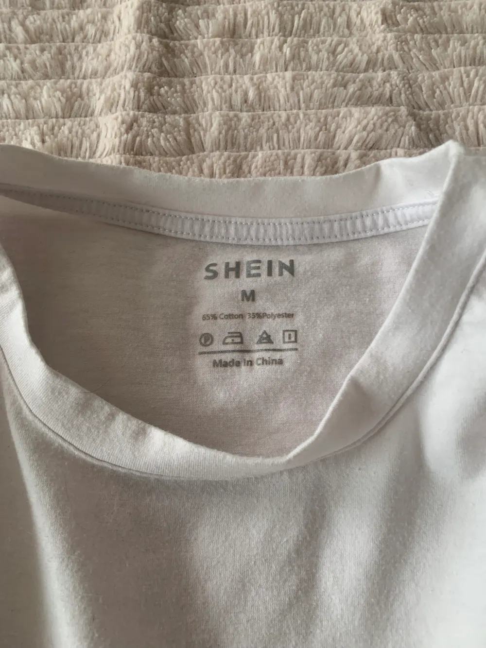 Magtröja från SHEIN . T-shirts.