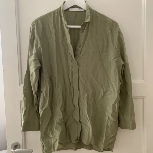 Weekday silkes skjorta  - Ljusgrön skrota i 100% silke 