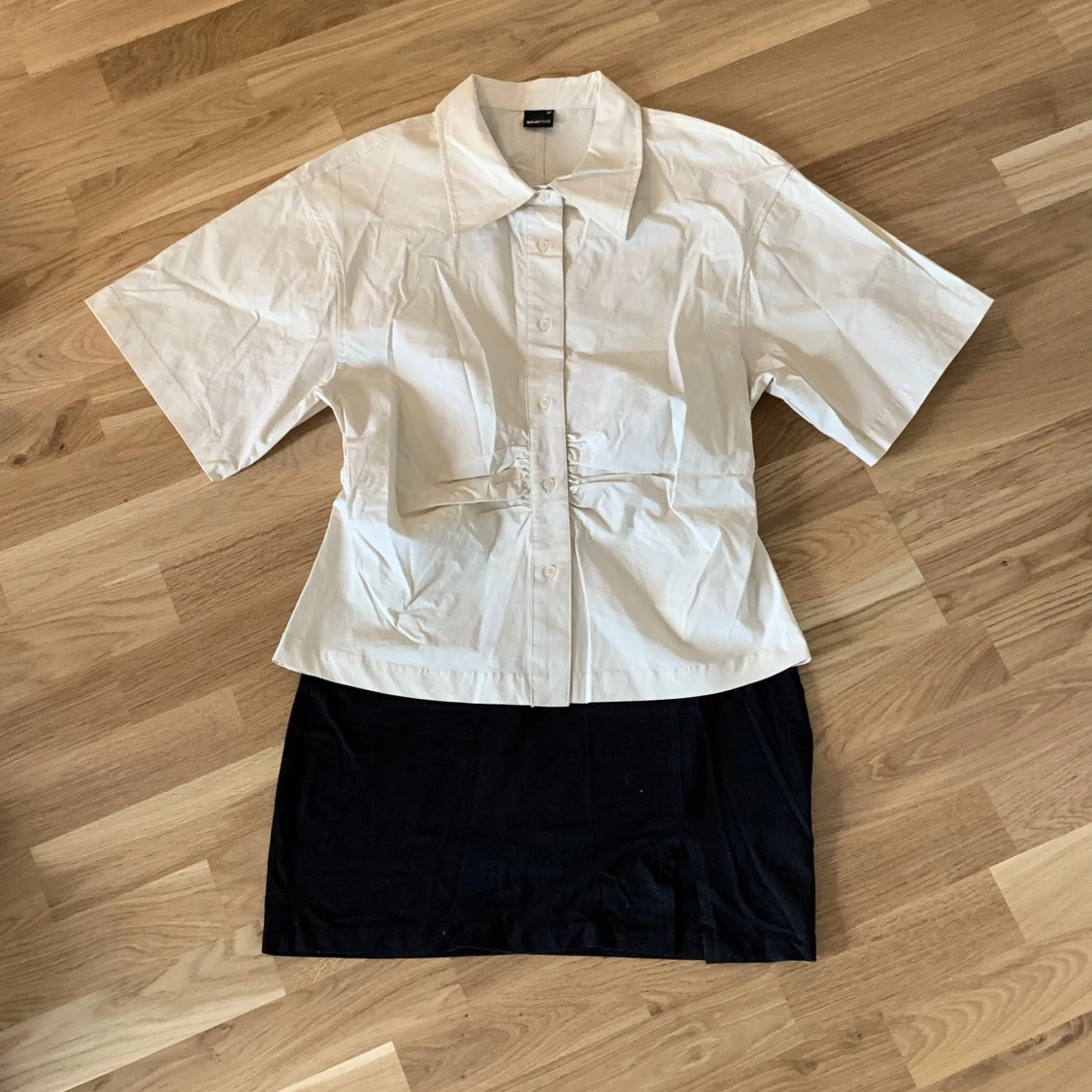 svart minikjol med slit - 90