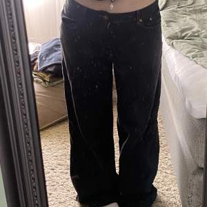 Vida lågmidjade jeans från junkyard som jag färgat svarta, storlek W 31 och jag är 168 cm 