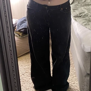Vida jeans - Vida lågmidjade jeans från junkyard som jag färgat svarta, storlek W 31 och jag är 168 cm 