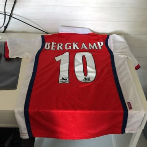 Arsenal tröja - En Dennis bergkamp vintage arsenal tröja. Använd 1 gång. Säljer då den är för liten. Den är även rätt liten i storleken. Kan även säljas direkt