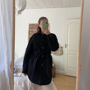 Svart kappa - En fin svart kappa för höst, vinter och tidig vår! Den är i fint skick och jag har använt den en säsong. Den är från Vera Moda i storlek M men passar även S då jag i vanliga fall har S!  Kan skickas om så önskas! 